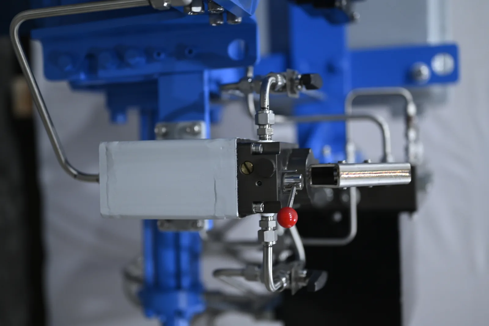 Pressure monitoring assembly